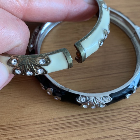 Set of 2 bracelets/bangles with floral and crystal detailing - Picture 3 of 4